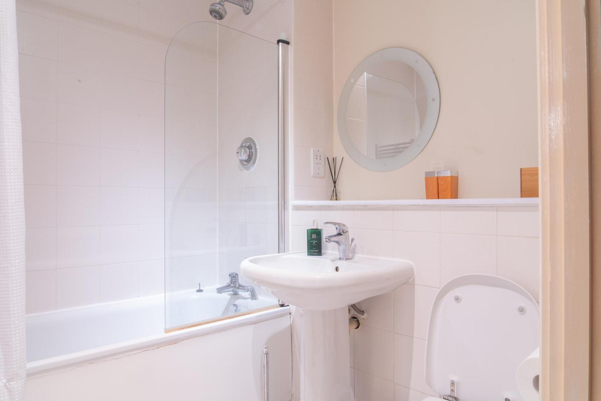 Stay In Our Stylish Flat! & Secure Building & Sleeps Up To 4 เบอร์มิงแฮม ภายนอก รูปภาพ